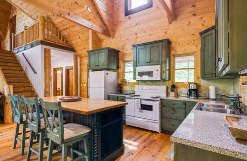 McCaysville Cabin | Gorgeous cabin w/game room, huge decks, & water views - near hiking & fishing