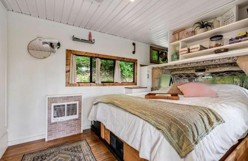 Somerdale House | Gorgeous Caravan Glamping Escape for Four in Dover, Ohio