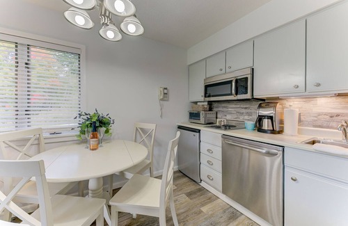 Acme Condo | 🏖️ Gorgeous Chic Beach Front Condo ➠ 5593