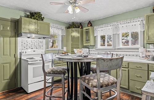 Athens Cottage | Gorgeous Cottage Near UGA - Close to Everything!