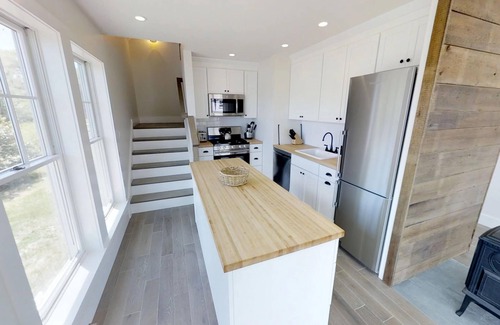 Harpswell Cottage | Gorgeous cottage with all the comforts of home situated on 3.5 acres of Card Cove