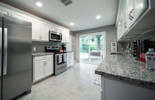 Houston House | Gorgeous, Cozy, Cheerful 4 Bedroom home in Houston