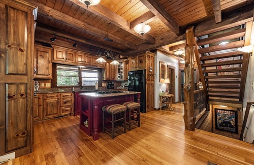 Ellijay Cabin | Gorgeous Creekside Lodge! Sleeps 14! Guesthouse with Huge Game Room! Huge HotTub