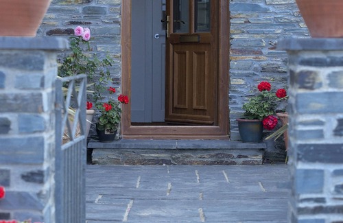 Porthcothan House | Gorgeous dog-friendly barn conversion near the beach - sleeps 9