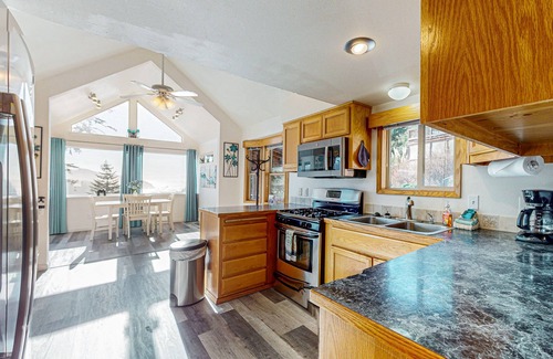 Brookings Cabin | Gorgeous dog-friendly coastal escape with private hot tub, patio & amazing views