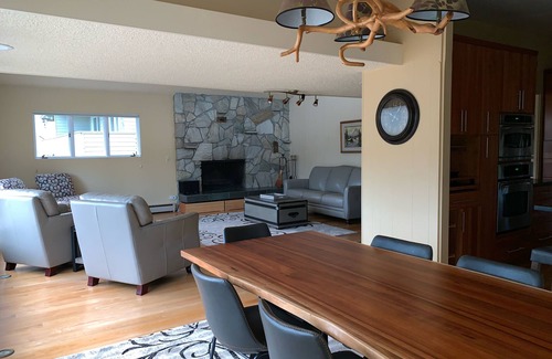South Addition House | Gorgeous Downtown 3 Bed 2 bath Home & Sauna Walking distance downtown Anchorage
