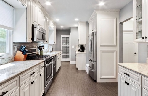 Lake Geneva House | Gorgeous Downtown Baker St Bungalow, Walk Everywhere!
