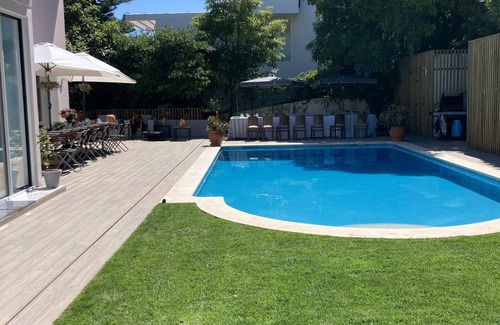 Cascais Villa | Gorgeous Family House with private pool, sea view 5 minutes from beach sleeps 12
