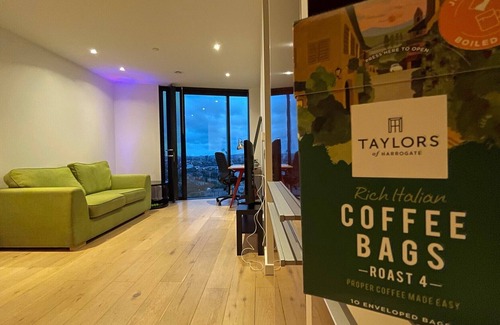 Elephant and Castle Apartment | Gorgeous Flat in Amazing London Location, Incredible Views - Great Transport