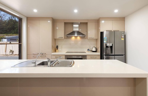 East Albury House | Gorgeous Gem on Jones - Comfortable three bedroom home with beautiful interior styling