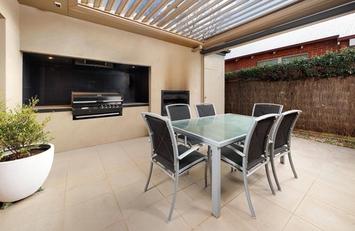 East Albury House | Gorgeous Gem on Jones - Comfortable three bedroom home with beautiful interior styling