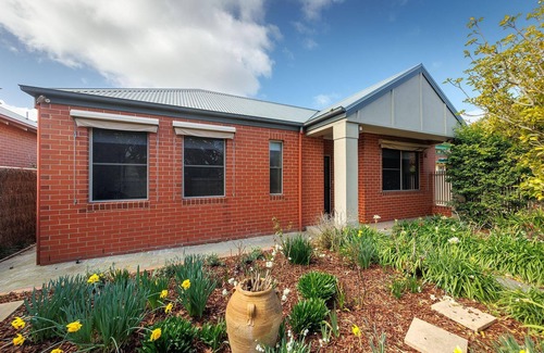 East Albury House | Gorgeous Gem on Jones - Comfortable three bedroom home with beautiful interior styling