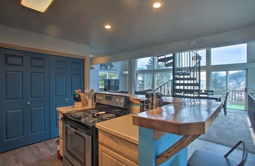 Kellogg House | Gorgeous Hill Top Haven. Cozy and Comfy. Perfect for large Families! Sleeps 14