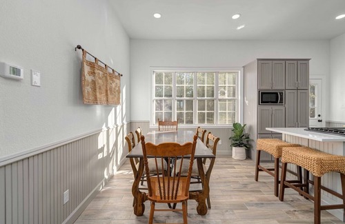 Dripping Springs House | Gorgeous Hill Country Getaway on 5 Acres! 2 King beds/1 Queen. 30 min to Austin