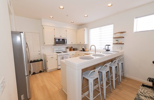 Ventura House | Gorgeous Home 2 Miles to Beaches Old Town Ventura