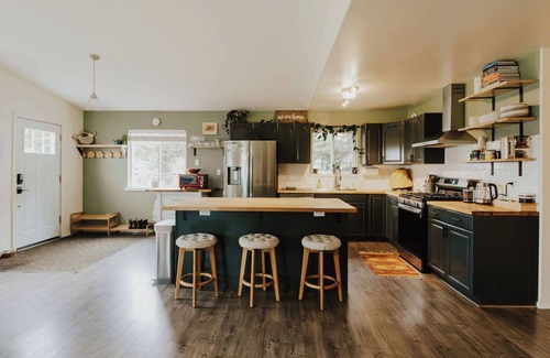 Homer House | Gorgeous Home in Center of Town - Near Everything!
