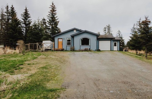 Homer House | Gorgeous Home in Center of Town - Near Everything!