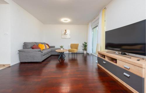 Gospic House | Gorgeous Home In Debelo Brdo With Sauna