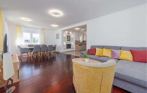 Gospic House | Gorgeous Home In Debelo Brdo With Sauna