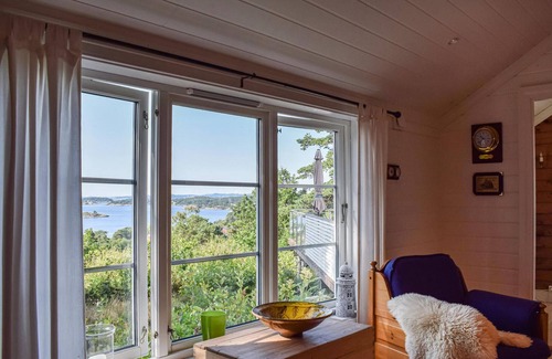 Faervik House | Gorgeous home in Færvik with kitchen