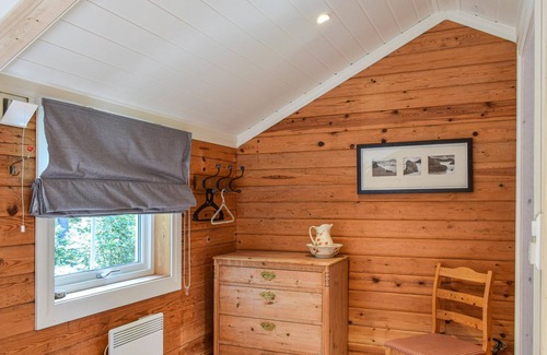 Faervik House | Gorgeous home in Færvik with kitchen