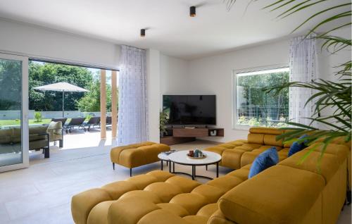 Liznjan House | Gorgeous Home In Sisan