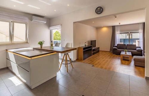 Liznjan House | Gorgeous home in Sisan with kitchen