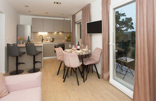 Split House | Gorgeous home in Srinjine with kitchen