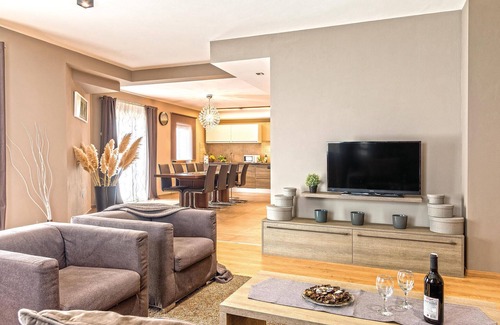 Heki House | Gorgeous home in Trosti with jacuzzi