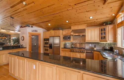 Truckee House | Gorgeous home near golf courses with two en-suites
