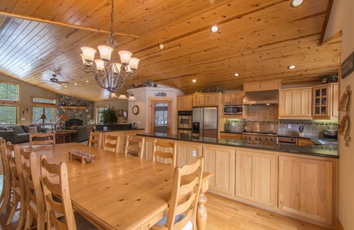 Truckee House | Gorgeous home near golf courses with two en-suites