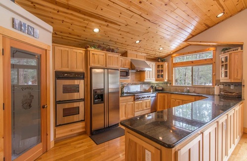 Truckee House | Gorgeous home near golf courses with two en-suites