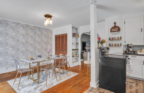 Charlotte House | Gorgeous home walking distance to the beach