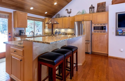 Deer Park House | Gorgeous Home with AC, Gas Fireplace, Private Hot Tub, Ping Pong - DUTC17