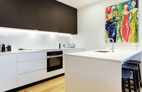 Hobsonville Apartment | Gorgeous Home with Catalina Bay Views and Carpark