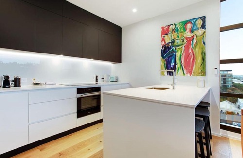 Hobsonville Apartment | Gorgeous Home with Catalina Bay Views and Carpark