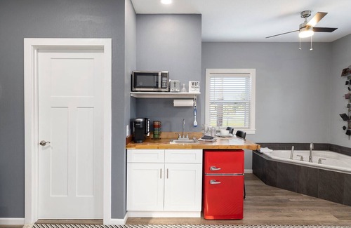 Branson Condo | Gorgeous Huge Studio Condo with In Room Jacuzzi Tub