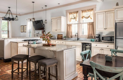 Historic Downtown Franklin House | Gorgeous interior, walk to downtown, amazingly renovated historic 1901 house!