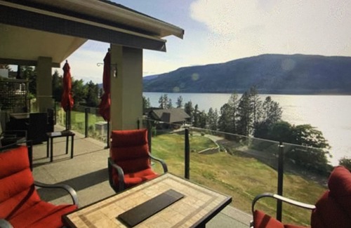 McKinley House | Gorgeous Kelowna Lakeview House with hot tub for Large Families