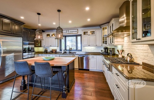 Huntsville Cottage | Gorgeous Lake Vernon - 5 Bdrm! 5 min boat to Huntsville! AC! Sandy Beach!