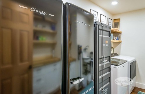 Huntsville Cottage | Gorgeous Lake Vernon - 5 Bdrm! 5 min boat to Huntsville! AC! Sandy Beach!