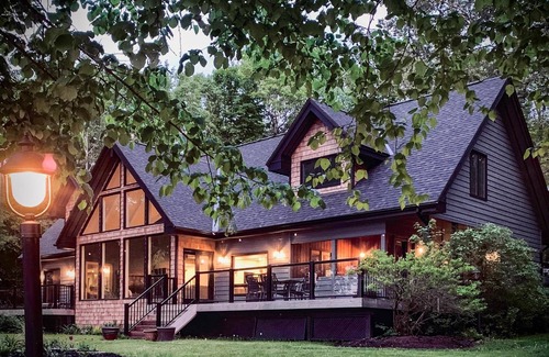 Huntsville Cottage | Gorgeous Lake Vernon - 5 Bdrm! 5 min boat to Huntsville! AC! Sandy Beach!