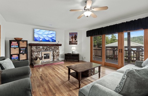 Wishon Cabin | Gorgeous Lakefront Estate in Bass Lake, Just 30 min from Yosemite National Park!