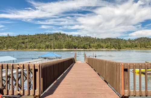 Wishon Cabin | Gorgeous Lakefront Estate in Bass Lake, Just 30 min from Yosemite National Park!