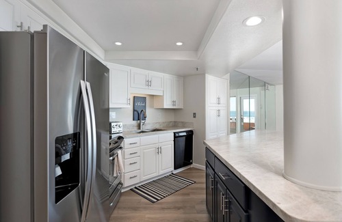 Imperial Beach Apartment | Gorgeous Large Spacious 3 Bedroom Direct Oceanfront