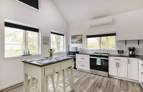 Omaha House | Gorgeous Loft 1 mile Cricket Creek Marina TableRockBranson firepit/grill retreat
