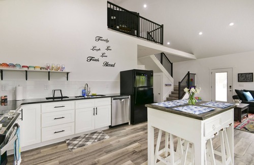 Omaha House | Gorgeous Loft 1 mile Cricket Creek Marina TableRockBranson firepit/grill retreat