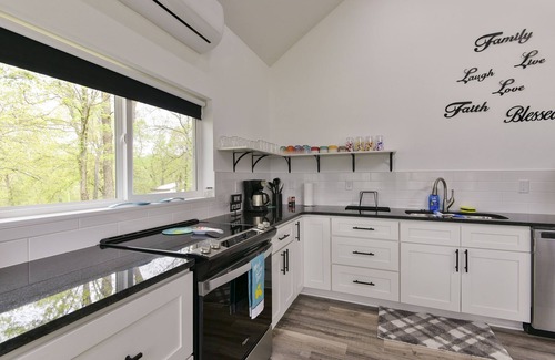 Omaha House | Gorgeous Loft 1 mile Cricket Creek Marina TableRockBranson firepit/grill retreat