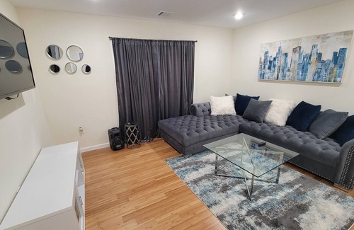 Irvington Apartment | Gorgeous Modern Suite