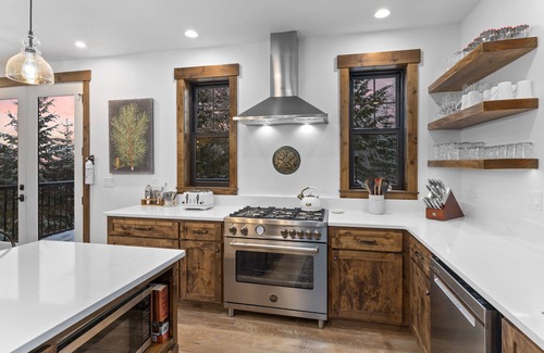 Sandpoint Cabin | Gorgeous mountain getaway - VIEWS - HotTub - Private - Wildlife - Close to town